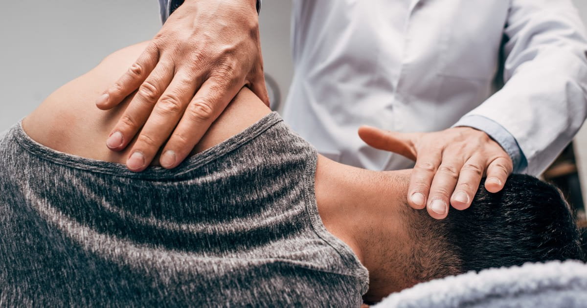 masaje en el cuello y las cervicales