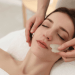 Masaje facial con piedras frías